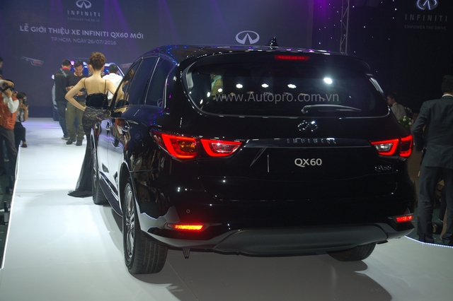 
Ở bản nâng cấp 2016, QX60 có sự thay đổi ấn tượng đến ngạc nhiên ở đuôi xe.
