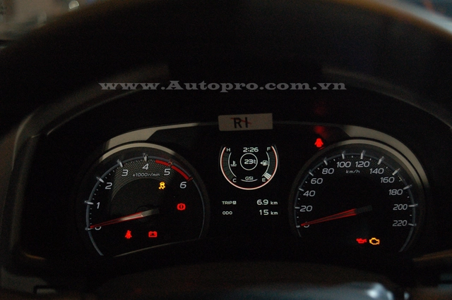 
Cụm đồng hồ thể hiện nhiều thông số cơ bản của xe như mức tiêu thụ nhiên liệu, quãng đường đi và các trang bị an toàn của xe.
