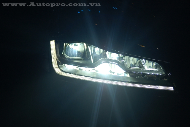 
Jaguar cho biết đây là lần đầu tiên công nghệ đèn pha Full LED được áp dụng trên dòng xe XF, ngoài ra, bên trong khoang lái công nghệ núm chọn cấp số, với thiết kế bằng nhôm sáng bóng sẽ nổi lên khi xe khởi động cũng là trang bị khá ấn tượng.
