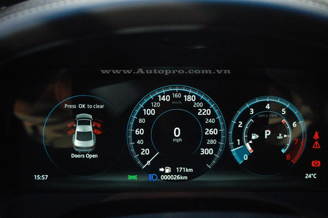 XF thế hệ thứ hai còn được tích hợp cụm đồng hồ ảo, hiển thị trên màn hình LCD TFT 12.3 inch, tương tự như mẫu sedan hạng sang Jaguar XJ.