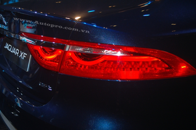
Vòng ra phía sau xe có thể thấy cặp đèn hậu LED có thiết kế tượng tự dòng xe thể thao F-Type, phía dưới là cặp ống xả tròn mạ crôm cũng là điểm nhấn.
