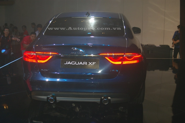 Cũng trong buổi ra mắt đại diện Jaguar Việt Nam chưa đưa ra mức giá bán chính thức vì còn phụ thuộc vào những tùy chọn đi kèm theo xe và hẹn tuần sau sẽ có giá chính thức. Tuy nhiên, điều gây bất ngờ là dù chưa có giá bán chính thức nhưng đã có 15 khách hàng chốt giao dịch và sẽ nhận xe vào tháng 11.