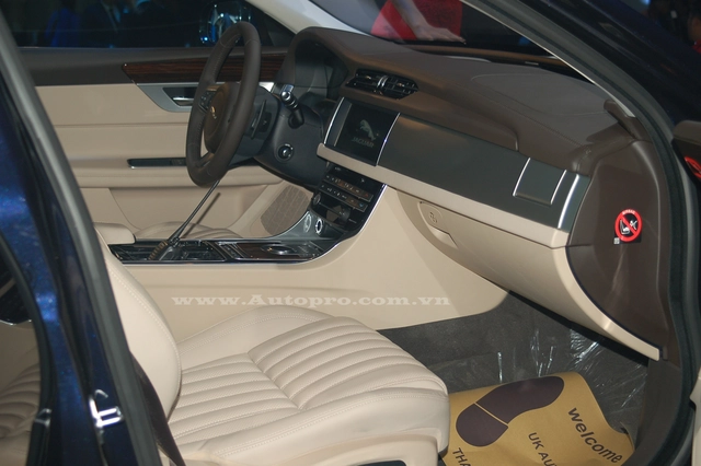 Tiến vào bên trong khoang lái, Jaguar XF mới có nội thất sang trọng với ghế bọc chất liệu da mềm, điều khiển điện với chức năng nhớ vị trí ghế, ngoài ra, ghế ngồi còn được bơm tựa lưng êm ái. Hệ thống đèn nội thất được điều chỉnh theo sở thích, trong đó, đèn trần dạng cảm ứng.