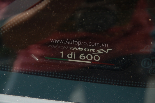
Tại đây, một số tay săn ảnh đã khá bất ngờ khi thấy dòng chữ Aventador SV 1 di 600 xuất hiện trên kính lái của siêu xe Aventador LP750-4 SV.
