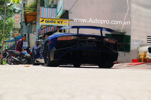 
Những hình ảnh này sau đó được chia sẻ lên mạng xã hội và một số cư dân mạng cho rằng đây chính là số thứ tự của chiếc Aventador SV tại thị trường Việt Nam, tất nhiên thông tin này đã gây choáng giới mê xe
