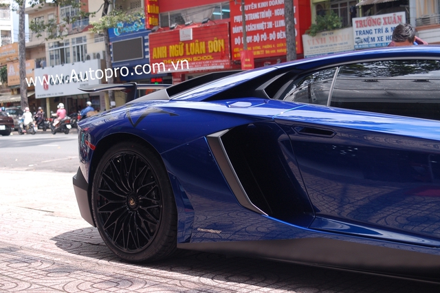 
Có thể nhận thấy, với mức giá gần nửa triệu USD tại thị trường nước ngoài và thuế phí ở Việt Nam, để lăn bánh Aventador SV sẽ có giá từ 1,4 đến 1,5 triệu USD, chỉ thua mỗi ông hoàng tốc độ Bugatti Veyron của đại gia Phạm Trần Nhật Minh.
