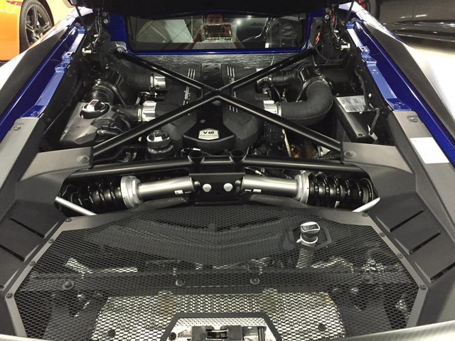 Aventador SV vẫn được trang bị động cơ V12, dung tích 6,5 lít tương tự như phiên bản tiêu chuẩn nhưng được tinh chỉnh lại và mang đến công suất tối đa 750 mã lực cao hơn 50 mã lực, mô-men xoắn cực đại 690 Nm.