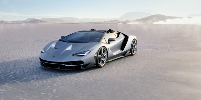 
Thiết kế của Lamborghini Centenario mui trần mang đậm tính khí động học khi được bố trí nhiều hốc hút gió. Xe sở hữu cấu trúc khung thân monocoque đặc biệt và có tổng trọng lượng 1.570 kg.
