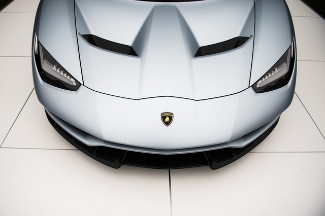 
Điểm nhấn chính trong thiết kế của Lamborghini Centenario mui trần là vẻ ngoài cơ bắp với các đường gân, hốc hút gió cỡ lớn trên nắp capô. Bộ khung được làm chủ yếu từ sợi carbon vừa để giảm trọng lượng tối đa, vừa tạo diện mạo hầm hố hơn.
