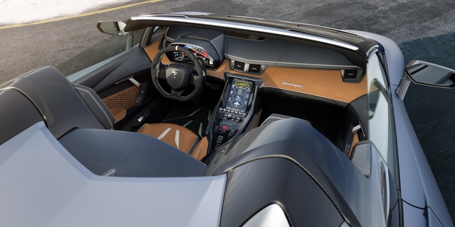 
Nội thất của Lamborghini Centenario được trang bị nhiều công nghệ tân tiến, bao gồm: màn hình cảm ứng 11 inch, hệ thống Apple CarPlay, các tùy chọn camera,... Gói nội thất Argento Centenario tiêu chuẩn nhưng khách hàng hoàn toàn có thể cá nhân hóa theo yêu cầu.
