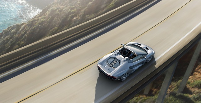 
Các thông số ấn tượng của Lamborghini Centenario mui trần gồm có: động cơ V12, dung tích 6,5 lít, hút khí tự nhiên, công suất cực đại 770 mã lực tại 8.500 vòng/phút, mô-men xoắn cực đại 690 Nm tại 5.500 vòng/phút, dẫn động 4 bánh toàn thời gian và hộp số ISR 7 cấp. Lamborghini Centenario mui trần tăng tốc từ 0-100 km/h chỉ trong 2,9 giây trước khi đạt vận tốc tối đa trên 350 km/h.
