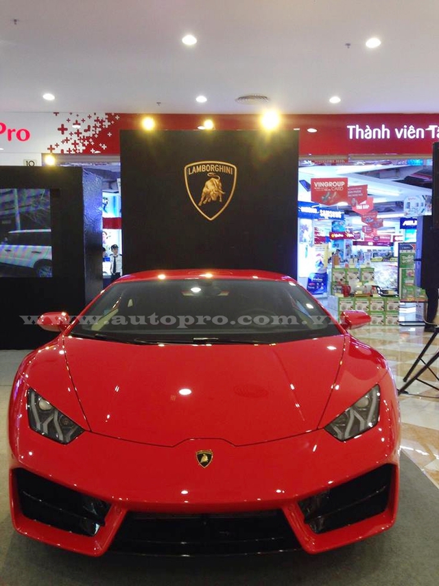 
Sau 4 tháng được đưa về nước, siêu xe Lamborghini Huracan LP580-2 độc nhất vô nhị tại thị trường Việt Nam được đem ra Đà Nẵng để trưng bày cũng như tìm kiếm khách hàng tiềm năng.
