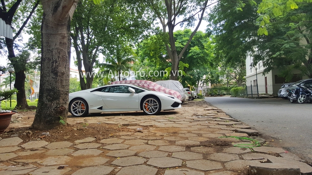 Lamborghini Huracan sở hữu động cơ V10, dung tích 5,2 lít, sản sinh công suất tối đa 610 mã lực tại vòng tua máy 8.250 vòng/phút và mô-men xoắn cực đại 560 Nm tại vòng tua máy 6.500 vòng/phút. Siêu bò mất 3,2 giây để tăng tốc từ 0-100 km/h trước khi đạt vận tốc tối đa 325 km/h.