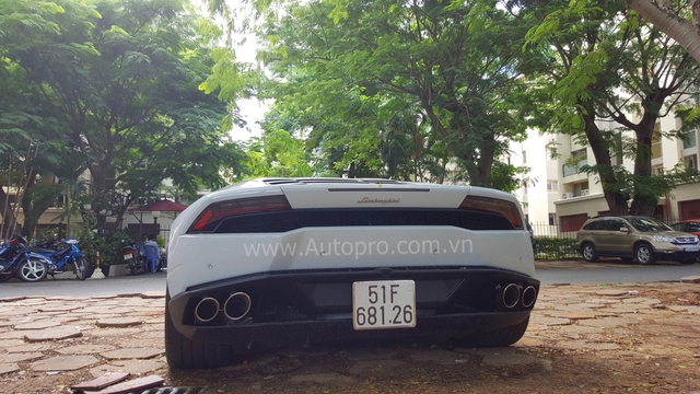 Huracan ra đời nhằm thay thế người anh Gallardo, mẫu xe thành công nhất của Lamborghini với hơn 14 nghìn chiếc được bán ra. Những chi tiết nhỏ nhất trên siêu bò đều khiến người đối diện phải ngất ngây. Tay nắm cửa độc đáo trên Huracan là một ví dụ điển hình. Kế thừa Gallardo nên Lamborghini Huracan cũng được trang bị cửa mở ngang bình thường.