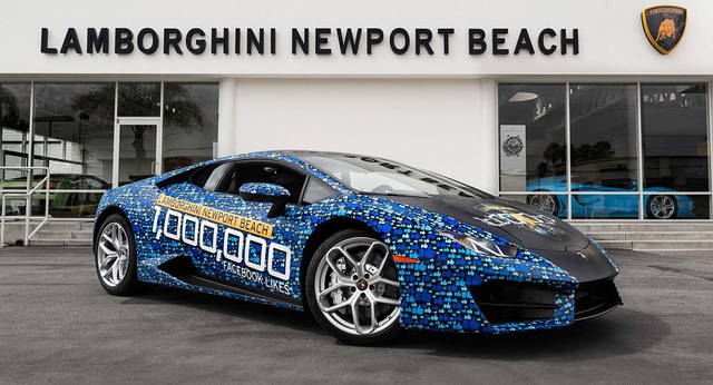 
Một chiếc Lamborghini Huracan xuất hiện trước đại lý siêu xe Lamborghini Newport Beach, Mỹ, thu hút nhiều chú ý với bộ áo nổi bật 1 triệu Likes.
