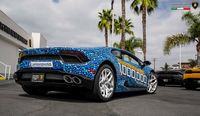 
Được biết nhằm kỷ niệm trang Page của mình đạt cột mốc 1 triệu lượt Likes trên Facebook, vì thế, đại lý siêu xe Lamborghini đến từ bang California, Mỹ, đã nghĩ ra bộ áo độc đáo cho siêu xe Huracan này.
