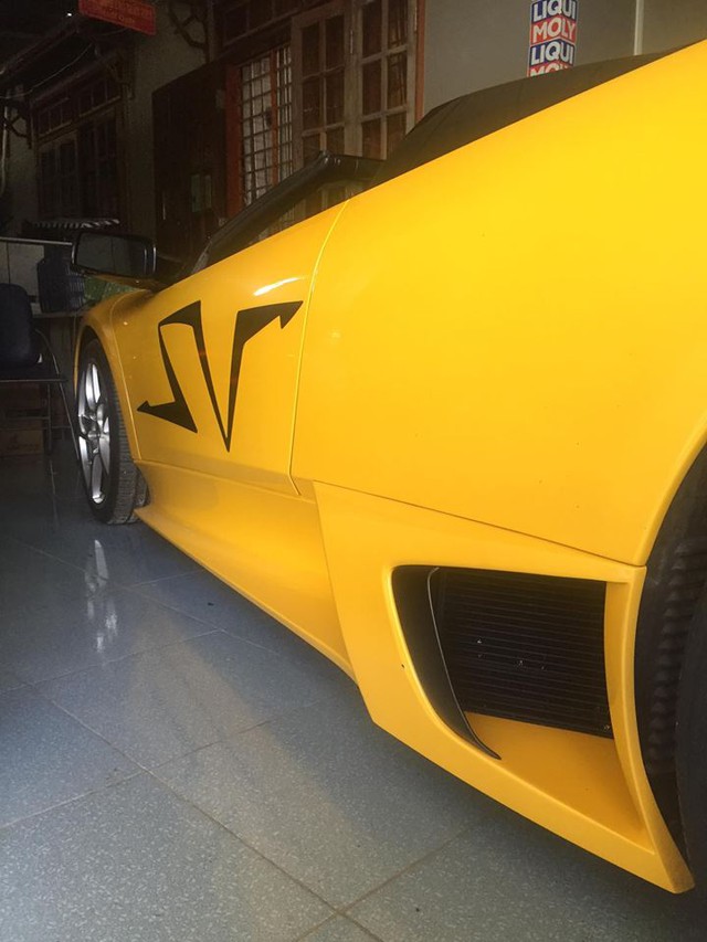 
Ngoài ra, ở ngoại thất, siêu xe này còn được dán đề-can SV (Superveloce) ở bộ cửa cắt kéo. SV được xem là phiên bản mạnh mẽ và có giá đắt đỏ nhất trong các dòng siêu xe thương mại của hãng Lamborghini.
