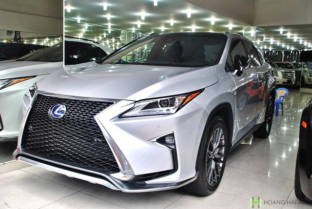 Lexus RX 450h F Sport 2016 sử dụng động cơ V6, dung tích 3,5 lít và một mô-tơ điện có công suất tổng cộng gần 308 mã lực, mô-men xoắn cực đại 335 Nm. Chiếc SUV phiên bản xanh mất khoảng 8 giây để tăng tốc từ 0-100 km/h. Ngoài 3 chế độ tiêu chuẩn Eco, Normal và Sport, Lexus RX 450h F Sport 2016 còn được tích hợp thêm chế độ Sport+ cùng hệ thống ổn định thân vỏ thích ứng mới sẽ phát huy tác dụng khi xe ôm cua.