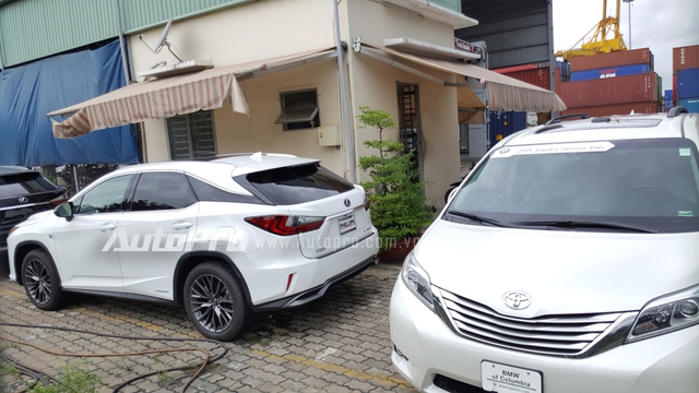 Đến nay thị trường Việt Nam đã có danh mục 4 sản phẩm của Lexus RX 2016 bảo gồm hai phiên bản tiêu chuẩn của RX350 và RX450h và hai phiên bản F-Sport. Trong đó đáng chú ý là phiên bản cao cấp nhất Lexus RX450h F-Sport 2016 đã có khoảng 3 chiếc được đưa về nước.