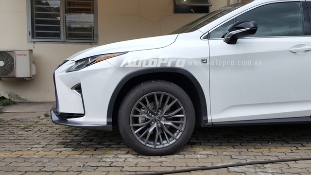 Logo F Sport xuất hiện bên hông và đuôi xe như dấu hiệu nhận biết đây là phiên bản độ chính hãng của Lexus, ngoài ra, ký hiệu này còn được gắn trên vô-lăng. So với bản tiêu chuẩn, RX450h F Sport có bộ la-zăng đa chấu cá tính hơn trong màu sơn than chì đi kèm lốp có kích thước 235/55.