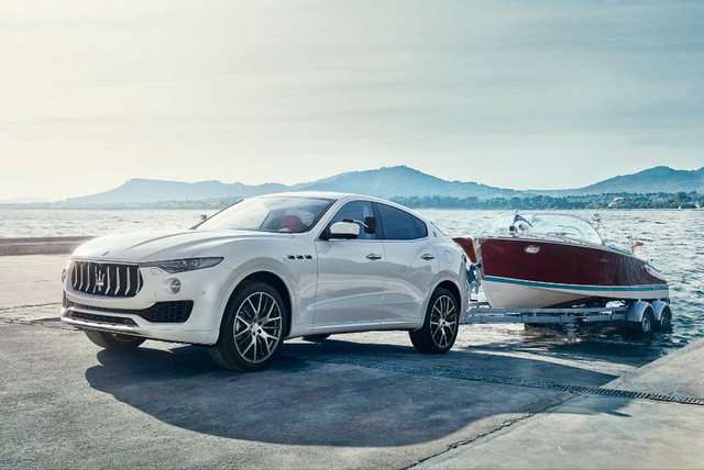 Thông tin về việc đại lý Maserati tại Việt Nam sẽ phân phối chính hãng chiếc SUV hạng sang Levante đã xuất hiện cách đây 1 tháng. Trong đó, sẽ có 10 chiếc Maserati Levante bao gồm bản tiêu chuẩn và S sẽ được đưa về nước vào khoảng tháng 8.