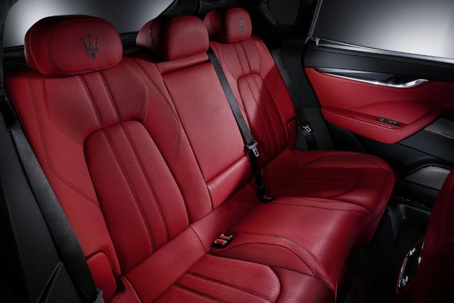 Bước vào bên trong khoang lái, Maserati Levante có ghế ngồi, bảng táp-lô và một số chi tiết được bọc chất liệu da cao cấp. Những khu vực còn lại đều được bọc bằng chất liệu mềm mại. Khách hàng có thể chọn 1 trong 28 màu sắc nội thất khi mua Maserati Levante.