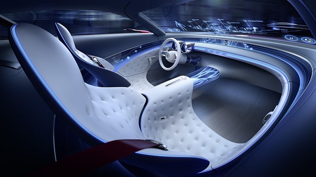
Nội thất của xe thể hiện rõ tầm nhìn tương lai của Mercedes-Benz. Dễ nhận thấy cuộc chơi công nghệ mà thương hiệu ngôi sao 3 cánh muốn đặt vào bản concept Mercedes-Maybach 6. Một màn hình heads-up chạy theo chiều rộng của kính chắn gió hiển thị các thông tin của xe và giao thông ngoài xe.
