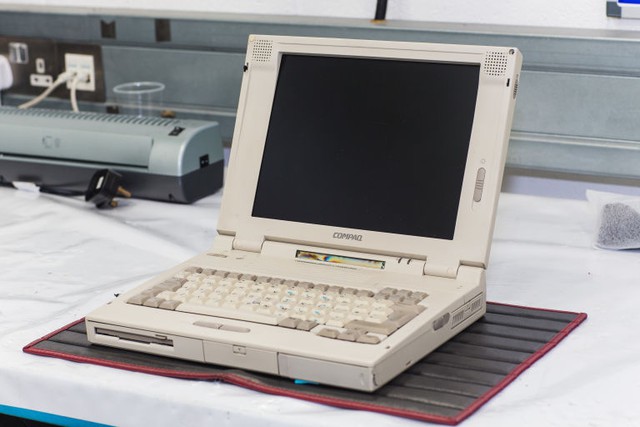 
Chiếc máy tính Compaq mà các nhân viên phải gắng sức tìm được để có thể tương thích với phần mềm của xe cũ
