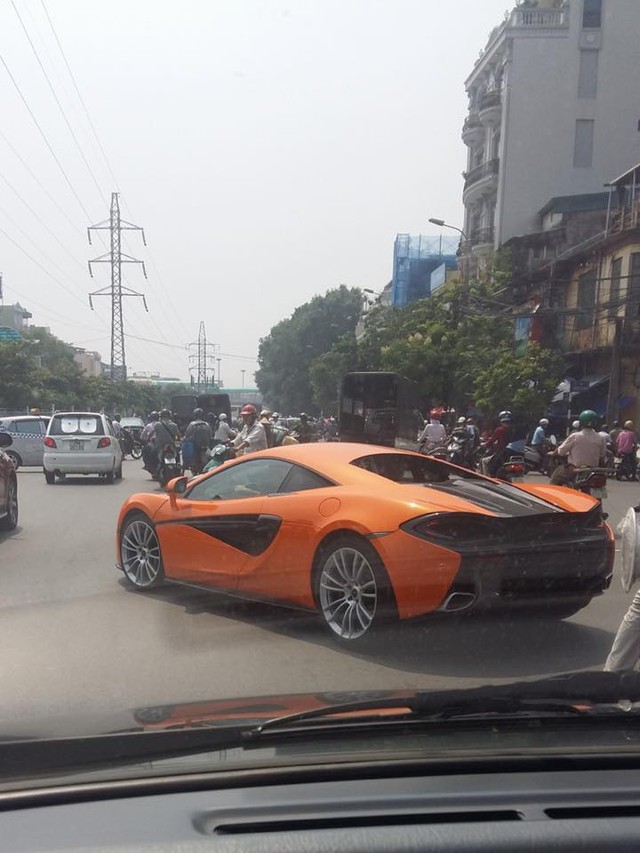 
McLaren 570S thứ 2 tại Việt Nam dạo phố Hà thành. Ảnh: Tuấn Anh.
