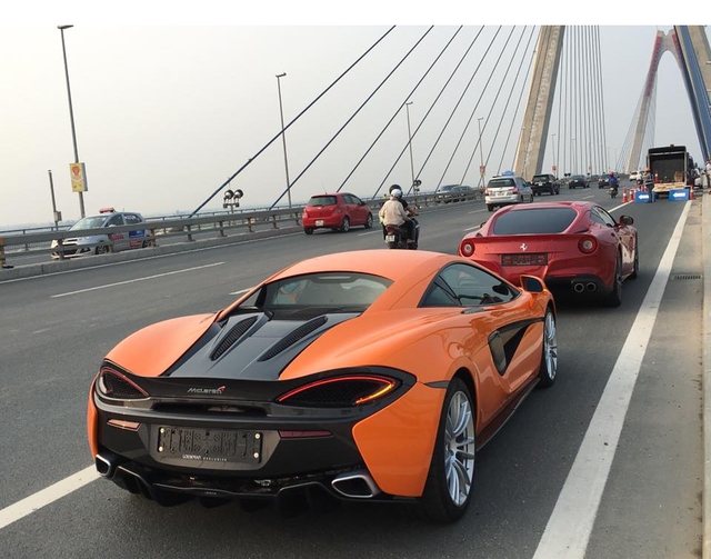 
McLaren 570S màu cam dạo phố cùng Ferrari F12 Berlinetta. Ảnh: Bảo Việt.
