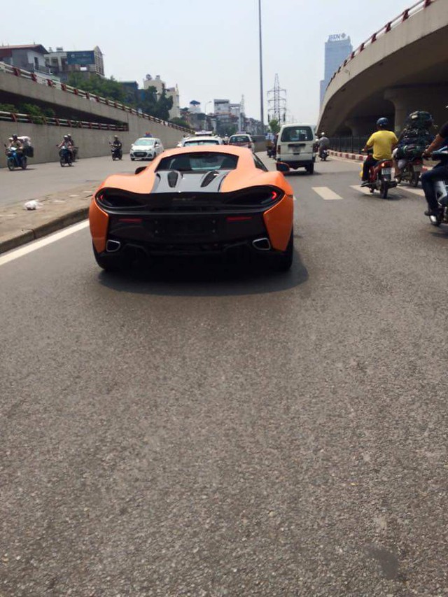 
Sáng nay, siêu xe này nhanh chóng lăn bánh trên phố Hà thành. Ảnh: Facebook.
