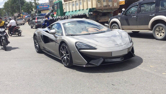 
McLaren 570S đầu tiên xuất hiện tại Việt Nam sở hữu ngoại thất màu bạc đi kèm là nội thất tông màu da bò. Ngoài ra còn có các chi tiết như ốp cửa xe, gương chiếu hậu, cản va và cánh lướt gió trước/sau cùng một số chi tiết bên trong khoang lái bằng chất liệu sợi carbon làm điểm nhấn thiết kế
