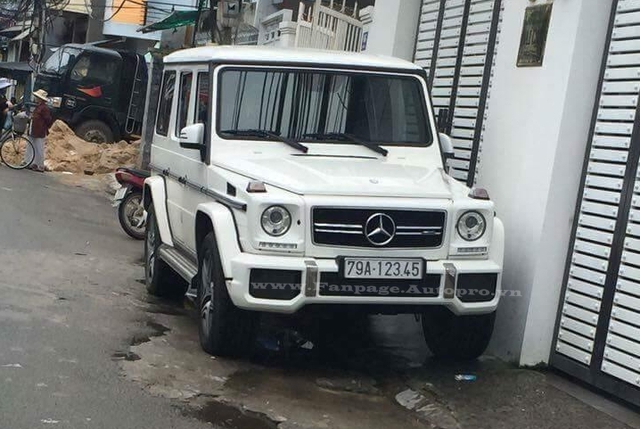 
Ngoài biển tứ hay ngũ quý, những tay chơi Việt còn ưa chuộng biển tiến hay còn gọi là sảnh. Trong ảnh là chiếc Mercedes-Benz G63 AMG khá hiếm trong bộ màu trắng và đến từ thành phố biển Nha Trang.
