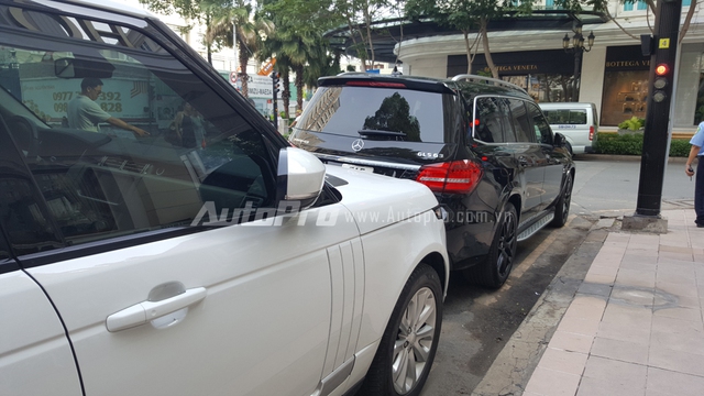 Bên trong khoang lái Mercedes-Benz GLS là không gian nội thất 3 hàng ghế, 7 chỗ rộng rãi cùng các chất liệu cao cấp như da và gỗ. Xe được trang bị màn hình màu TFT 8 inch, touchpad tách rời trên bảng táp-lô, vô lăng bọc da Nappa, hệ thống âm thanh vòm Bang & Olufsen 14 loa và khởi động máy bằng nút bấm.