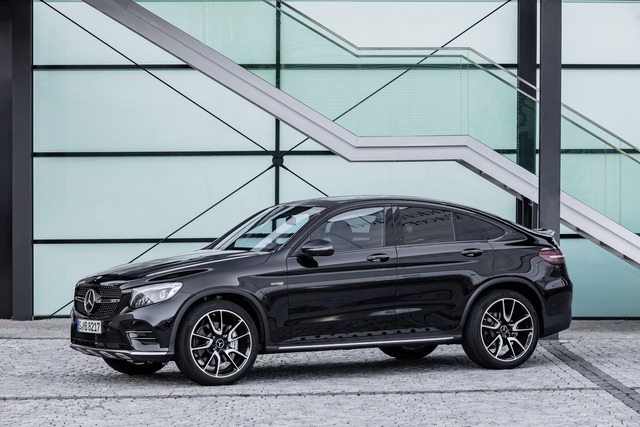 Chưa hết, Mercedes-AMG GLC 43 4Matic Coupe còn chỉ tiêu thụ lượng nhiên liệu trung bình 8,4 lít/100 km theo tiêu chuẩn đánh giá tại châu Âu.