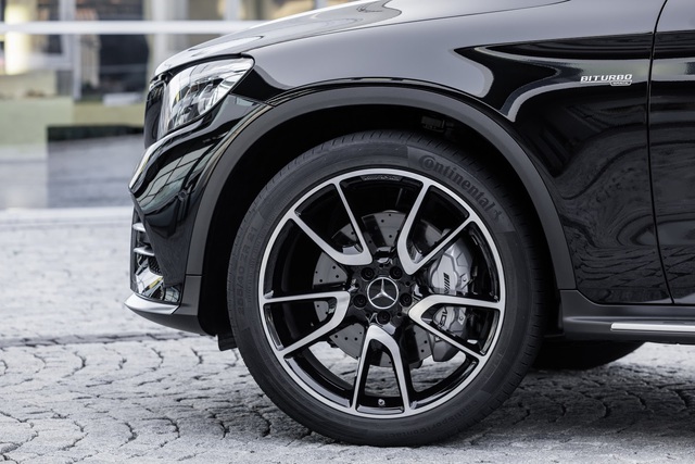 
Về thiết kế, Mercedes-AMG GLC 43 4Matic Coupe tạo điểm nhấn riêng biệt bằng một số chi tiết hầm hố hơn như bộ vành la-zăng hợp kim 5 chấu có đường kính 19 inch, lốp 235/55 trước và 255/50 sau. Nếu muốn, khách hàng có thể chọn vành 21 inch cho Mercedes-AMG GLC 43 4Matic Coupe.
