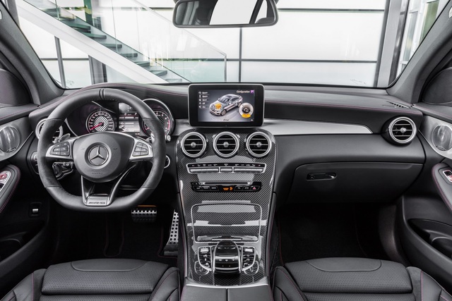 Bên trong Mercedes-AMG GLC 43 4Matic Coupe là không gian nội thất màu đen với những điểm nhấn màu đỏ, bộ phụ kiện bằng nhôm và ghế thể thao.