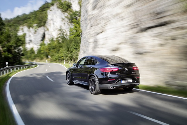 Động cơ mạnh mẽ cho phép Mercedes-AMG GLC 43 4Matic Coupe tăng tốc từ 0-100 km/h trong thời gian chỉ 4,9 giây và đạt vận tốc tối đa giới hạn điện tử 250 km/h. Đây là thông số tương đương với kỳ phùng địch thủ BMW X4 M40i.