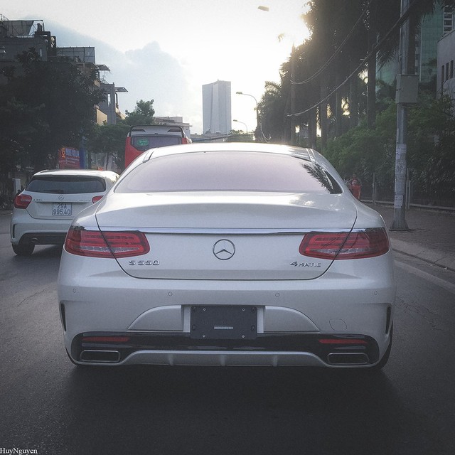 
Mercedes S550 Coupe phiên bản Mỹ trên phố Hà Nội. Ảnh: Huy Cận.
