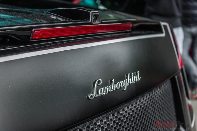 
Ban đầu, Lamborghini Gallardo SE nhập về Việt Nam sở hữu tông màu vàng - đen với mui xe đen chạy từ chân kính chắn gió tới tận phía sau. Nay, toàn bộ xe phủ decal đen sần hợp xu hướng hơn.
