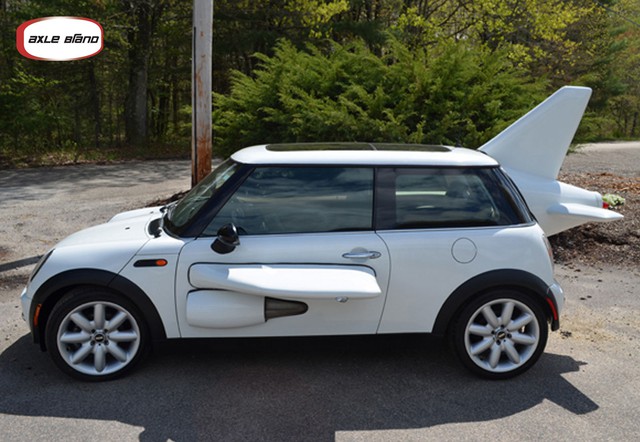 Trên mạng eBay, người đàn ông được cho là chủ nhân của chiếc MINI Cooper màu trắng này đã rao bán chiếc xe độ táo bạo với giá khởi điểm từ 12.500 USD.