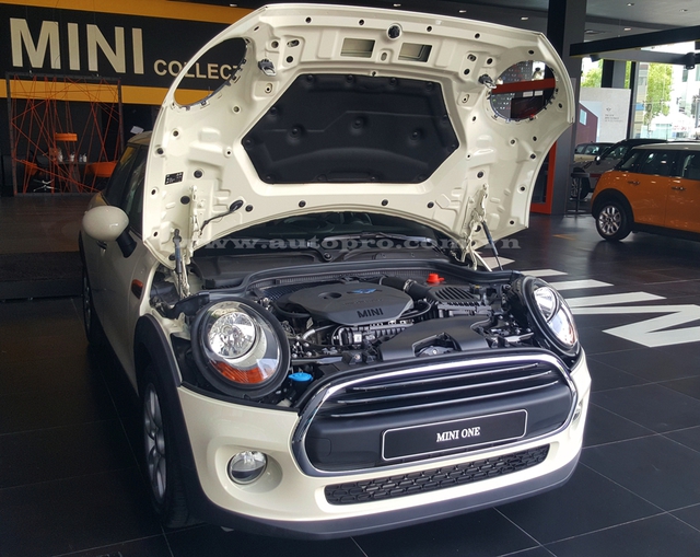 Bên cạnh đó, khối động cơ 3 xy-lanh, TwinPower Turbo của Mini One chỉ có dung tích 1,2 lít thay vì 1,5 lít như Cooper. Tại thị trường Việt Nam, Mini Cooper và Cooper S có mức giá từ 1,449 và 1,599 tỷ Đồng. Trong khi đó, Mini One được chốt giá 1,228 tỷ Đồng.