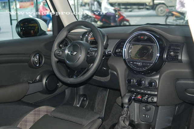 
Nội thất của Mini One cũng thể hiện phong cách thiết kế chung của dòng xe Mini với các chi tiết như vô-lăng và bảng đồng hồ trung tâm có thiết tròn trịa. Ngoài ra, còn có các nút bấm được mạ crôm sáng loáng.
