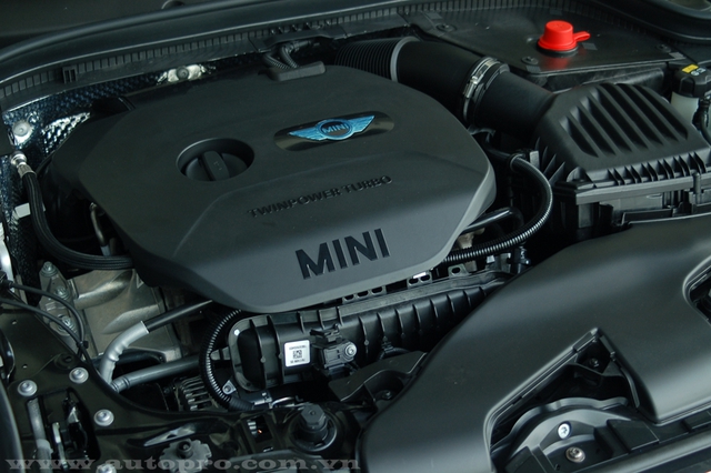 
Động cơ của Mini One sản sinh công suất tối đa 102 mã lực tại vòng tua máy 4.000–6.000 vòng/phút và mô-men xoắn cực đại 180 Nm tại vòng tua máy 1.400-3.900 vòng/phút.
