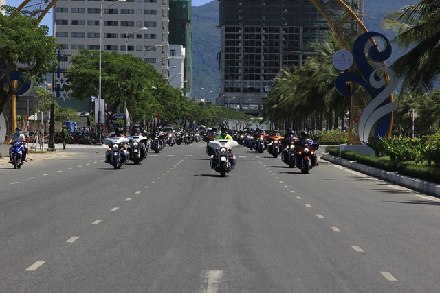 
Sau 3 ngày diễn ra, sự kiện mang tên gọi Vietnam Bike Week 2016 vừa chính thức khép lại vào ngày 7/8 với màn trình diễn đầy ấn tượng của gần 300 mẫu xe phân khối lớn, cùng nhau diễu hành qua các tuyến phố tại Đà Nẵng.
