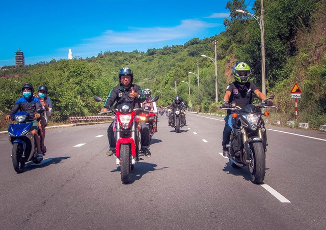 
Sự kiện Vietnam Bike Week 2016, mang đến sự gắn kết giữa các biker với nhau, ngoài ra còn mang đến những bài học cũng như kinh nghiệm điều khiển những mẫu xe phân khối lớn trên các cung đường phượt khó khăn.

