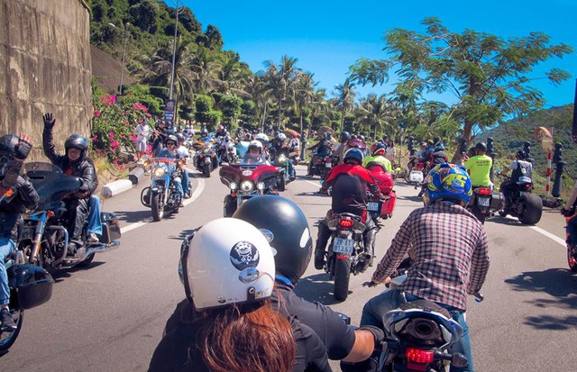 
Đã có nhiều biker đến từ các tỉnh thành xa xôi, lặn lội đến Đà Nẵng tham dự, ngoài ra, còn chưa kể đến nhiều bạn trẻ vượt hơn 1.000 km để thỏa mãn niềm đam mê với những chiếc mô tô.
