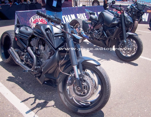 
Harley-Davidson V-Rod với gói độ mang tên gọi Hurricane (bão tố) đọ dáng cùng Suzuki B-King Volcano (núi lửa).
