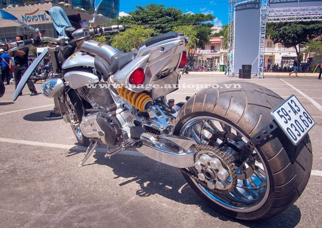 Điểm khác biệt so với chiếc DUU CR&S cập bến Sài thành chính là cụm đèn pha trước được thiết kế khá lạ mắt. “Trái tim” của DUU CR&S là động cơ X-Wedge V-Twin, dung tích 2.0 lít do hãng S&S đảm nhận sản xuất. Động cơ sản sinh công suất tối đa 95 mã lực và mô-men xoắn cực đại 140 Nm tại 2.500-4.700 vòng/phút. Sức mạnh động cơ cho phép DUU CR&S đạt tốc độ tối đa 200 km/h.
