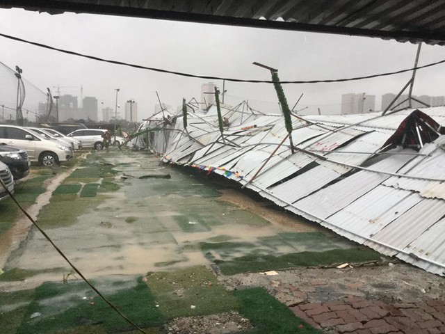 
Bãi đỗ xe trên đường Hoàng Minh Giám không thể trụ vững khi cơn bão số 1 ập tới. Mai tôn đã bị gió giật phăng, đè lên rất nhiều ô tô đỗ bên dưới.
